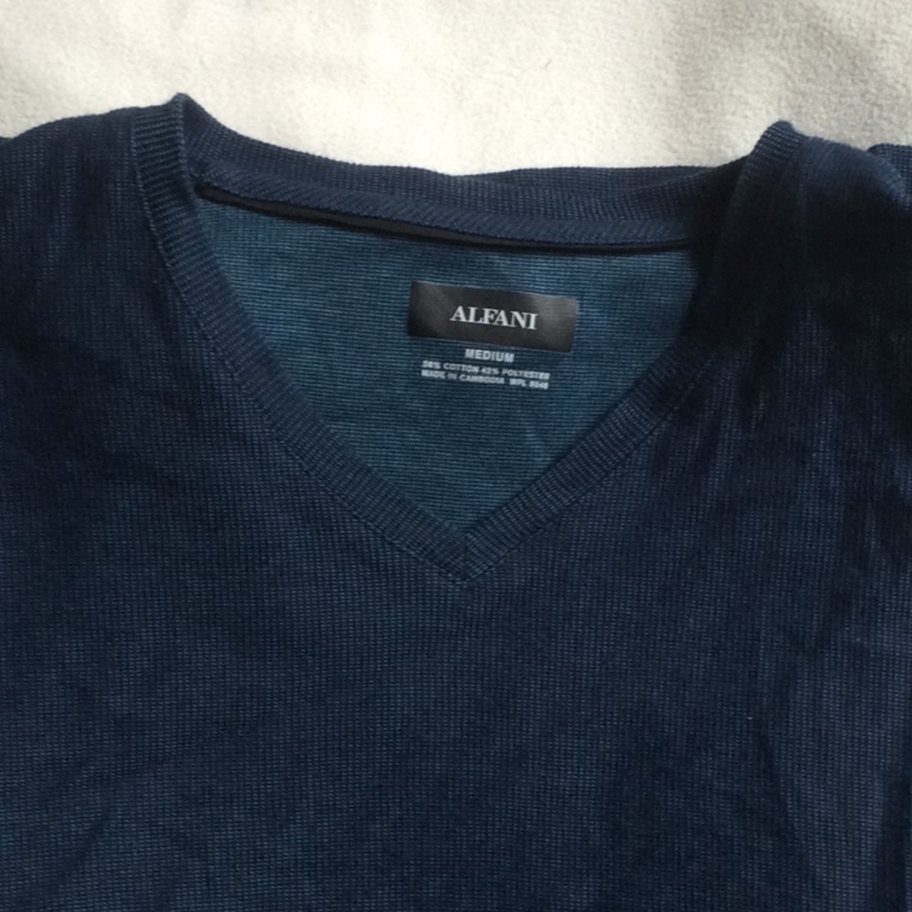 Men’s Alfani v neck Sweater blue